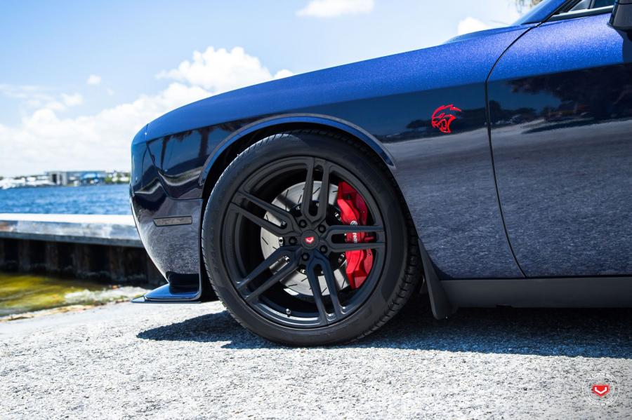Детали экстерьера Dodge Challenger SRT on Vossen Wheels (HC-1) 2017 года  (фото 11 из 20)